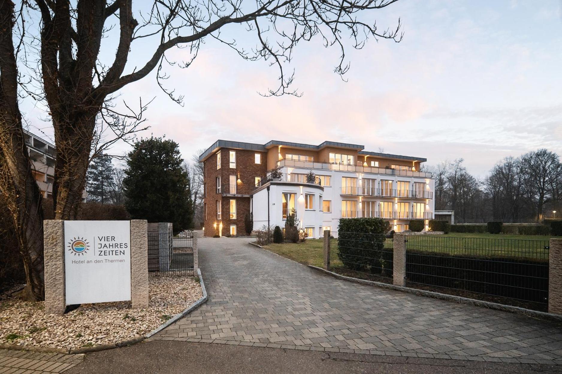 Hotel Vier Jahreszeiten An Der Therme & Kliniken Bad Krozingen Naehe Freiburg & Schwarzwald Ideal Fuer Wellness Kur & Business Ausfluege 24H Check In- Wlan & Parken Gratis Exteriör bild